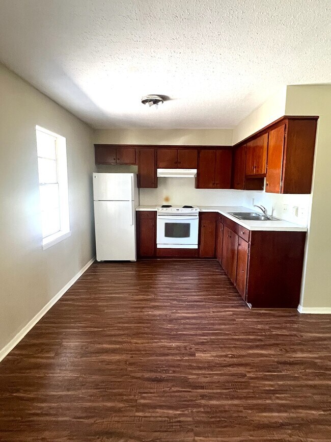 Building Photo - 317 W School St