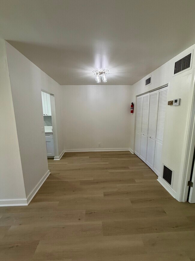 Fotografía del edificio - 306 E Ocean Ave