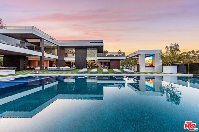 Foto del edificio - 1047 N Bundy Dr