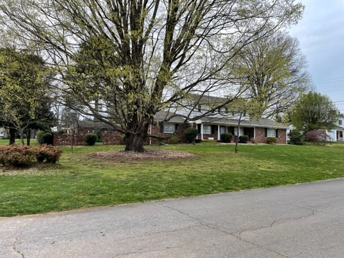 Foto principal - West Knoxville 37923 - 4 bedroom, 3.5 bath...