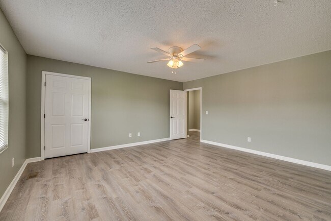 Building Photo - 2 br/ 1.5 bath condo Johnson City