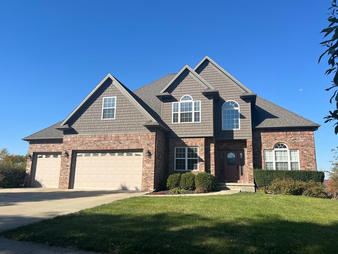 Primary Photo - Luxurious 4-Bedroom Home in Fox Creek Subd...