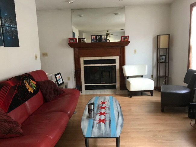 Sala de estar con chimenea - 2738 Dartmouth Dr