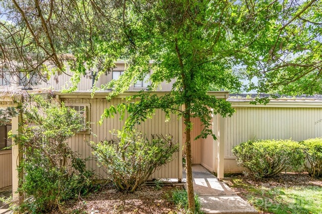 Foto del edificio - 8005 Horse Chestnut Ln