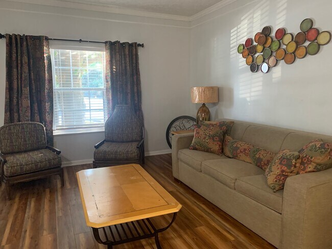 Sala de estar - 212 Bentley Pl