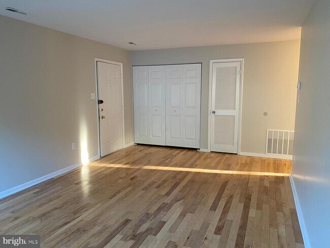 Building Photo - 64 Scotch Pine Dr