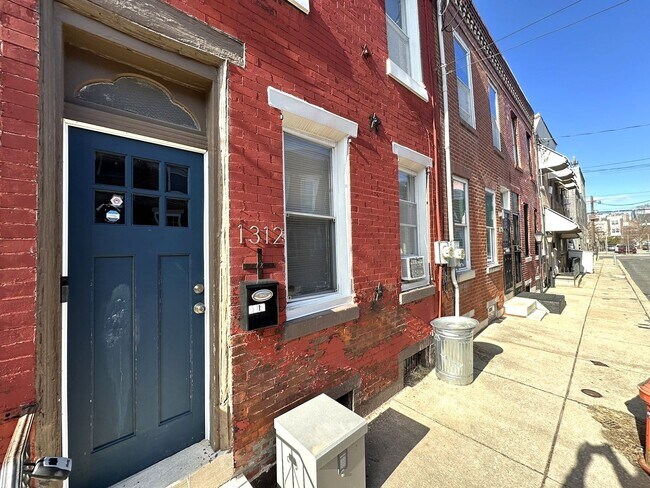Foto del edificio - Gorgeous 2-Bedroom Townhome in Point Breeze! Available NOW!