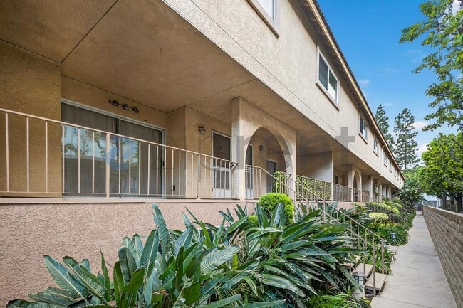 Building Photo - 10215 Variel Ave