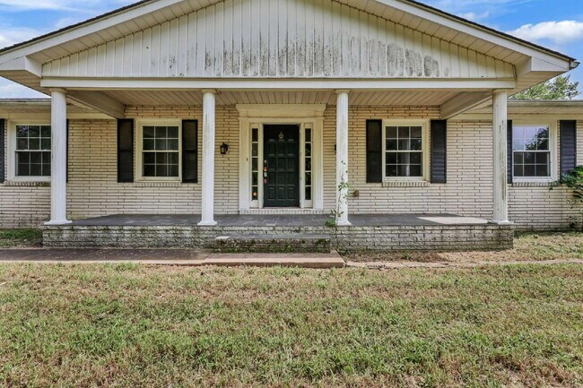 Foto del edificio - spacious 4-bedroom, 2.5-bath home featuring a 2-car garage and fresh updates throughout.