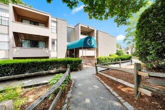 Building Photo - 6 Shrewsbury Green Dr