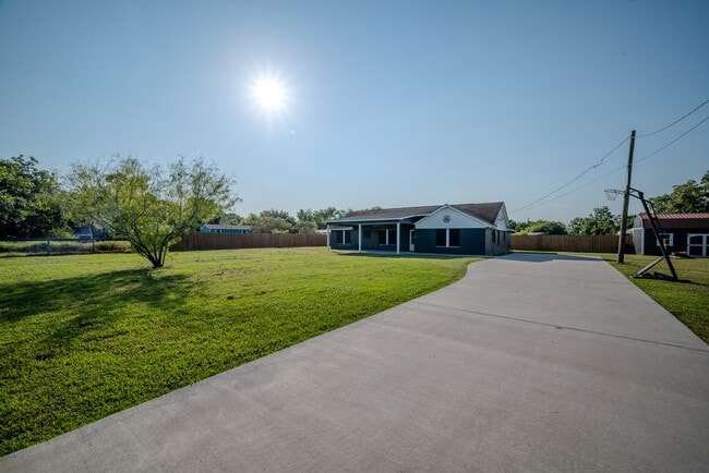 Building Photo - 1102 Crosby Dayton Rd