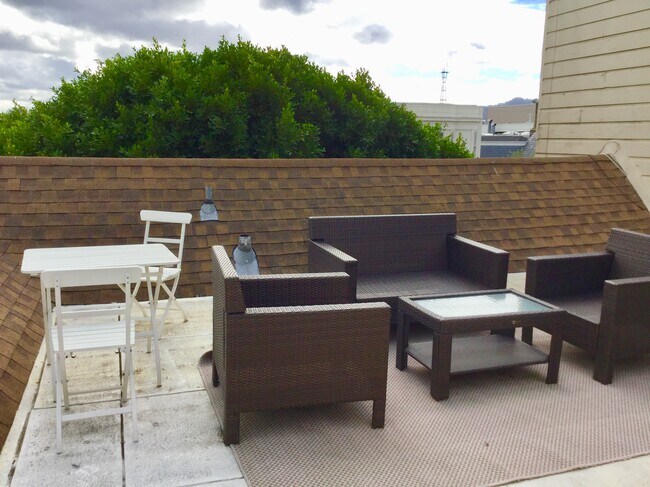 Building Photo - 2205 Steiner St