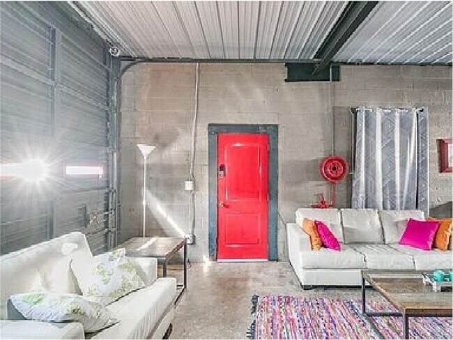 Foto del edificio - Super Cool Loft-like House near Downtown!
