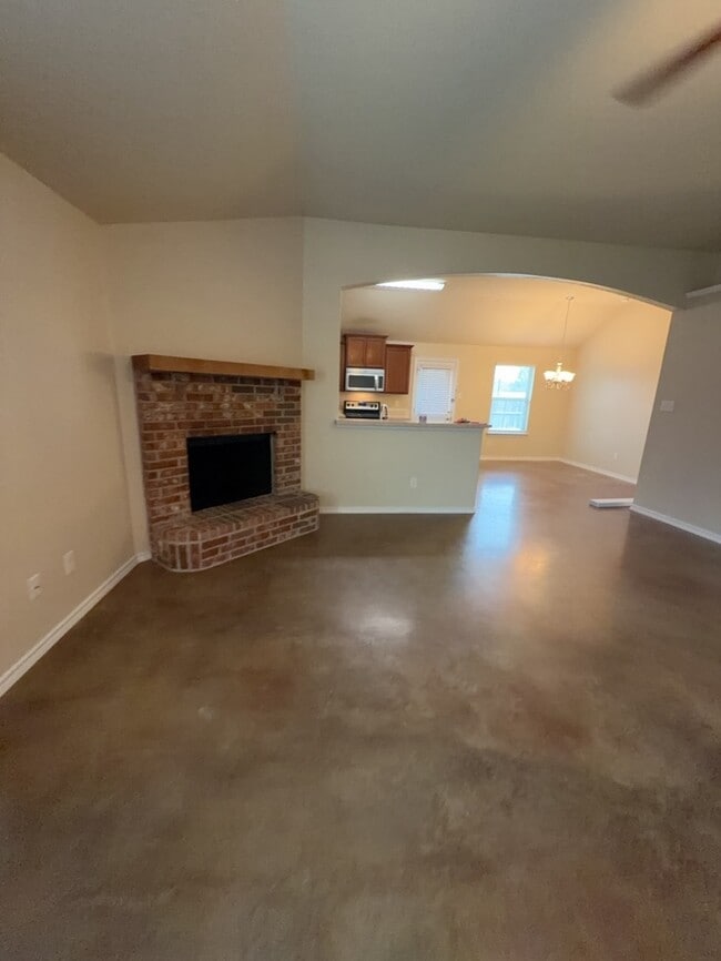 Building Photo - 4/2/2 Located in Treaty Oaks Subdivision !