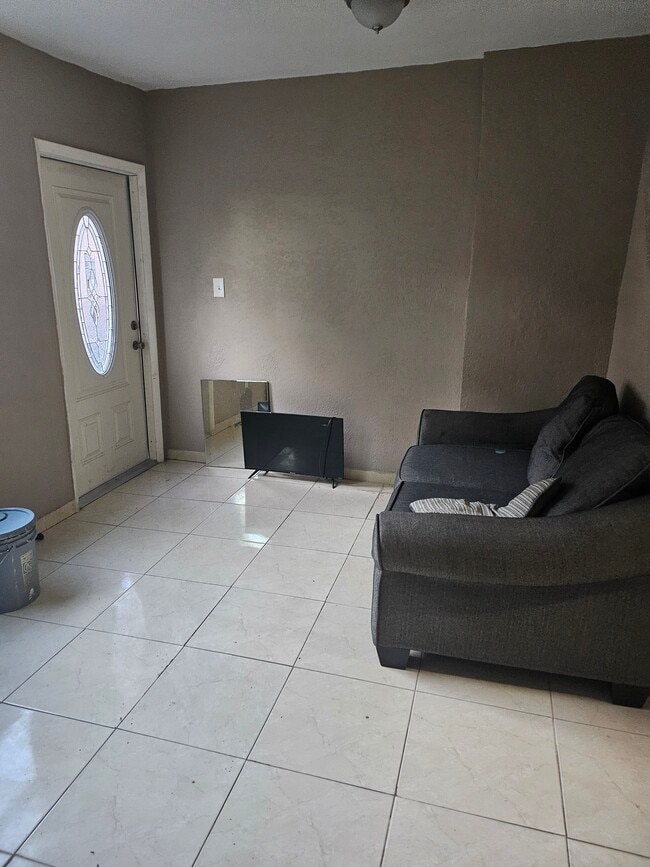 Foto del edificio - 826 NW 75th St