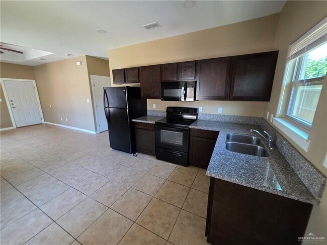 Building Photo - 2116 Garden Ridge Dr