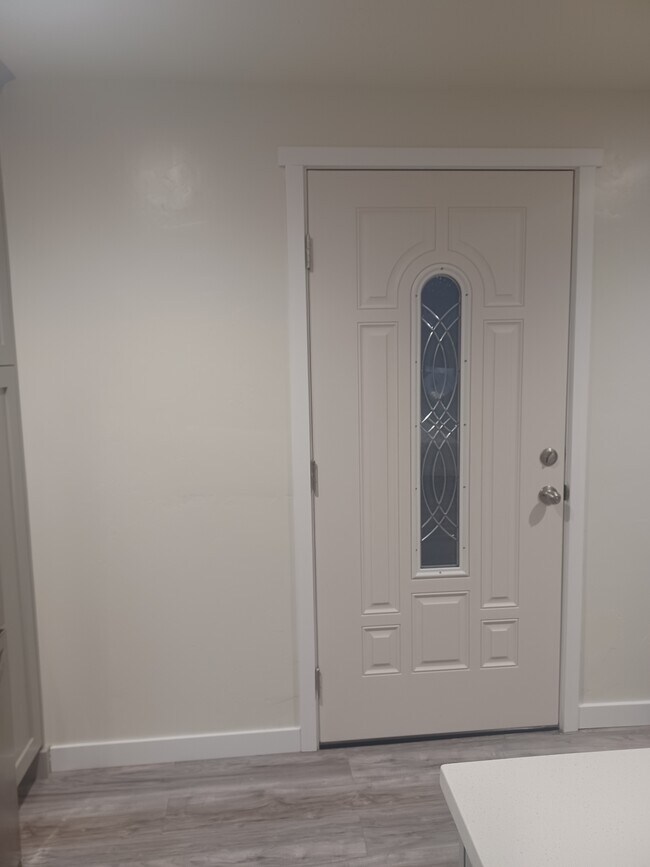 entrance from stairwell - 3504 Willy Way