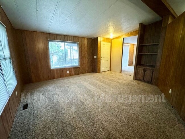 Building Photo - 2050 E Timberlake Dr W