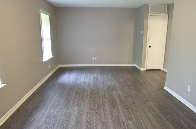 Building Photo - Oxford Oaks Apartments