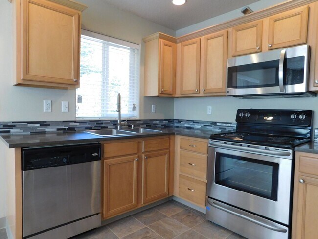 Foto del edificio - Updated 2 Bed 1.5 Bath Townhome in Peacefu...
