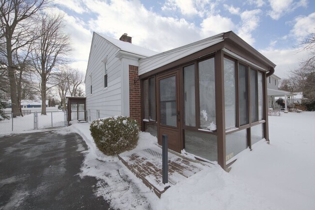 Foto del edificio - 9249 Whitall Ln