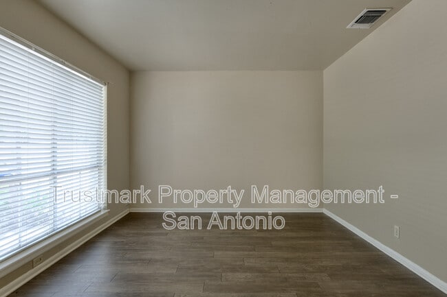 Foto del edificio - 210 Lost Forest St