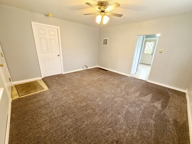 Foto del edificio - 240 W Woodland Ln