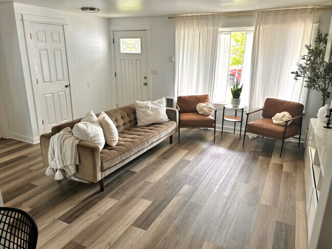 Foto del edificio - 4856 Daisy St