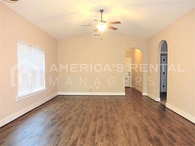 Foto del edificio - DEPOSIT PENDING! Home Available in Lake Cy...