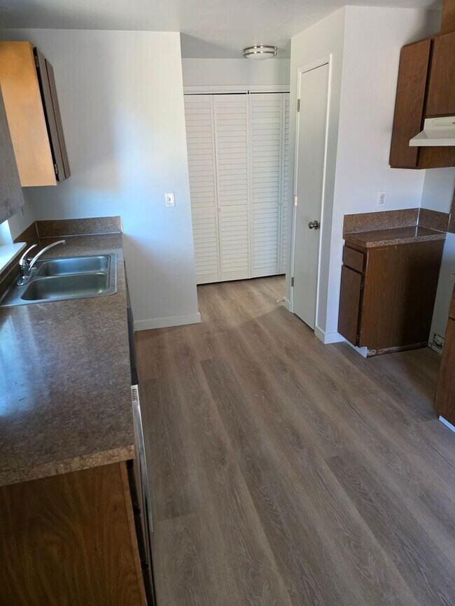 Foto del edificio - West Olympia 3bdr 1.5bath Townhome w/ garage & parking & addtional office