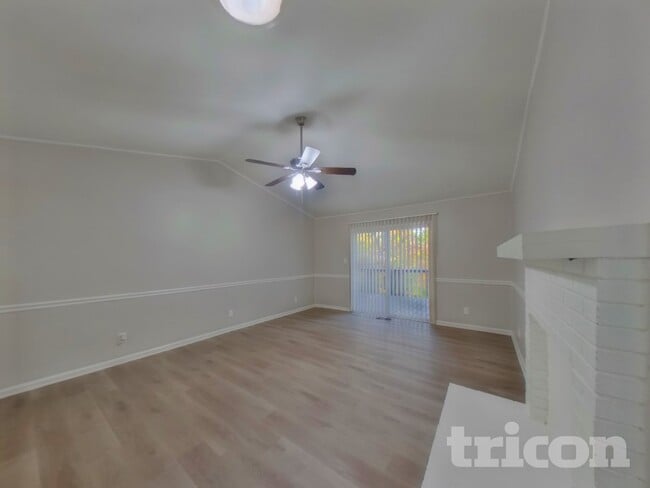 Foto del edificio - 6273 Branch Hill Cir