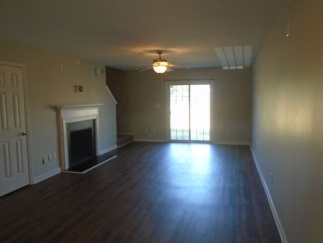 Foto del edificio - Raeford Townhouse Available NOW!  2 BED 2.5 BATHS!! Community Pool and Ameneties!