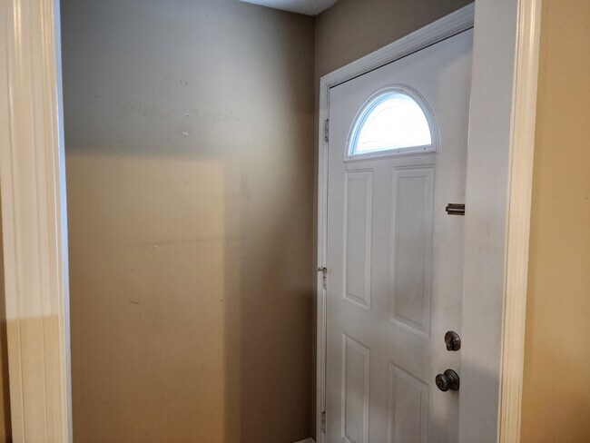 Puerta principal - 1445 Ford Rd