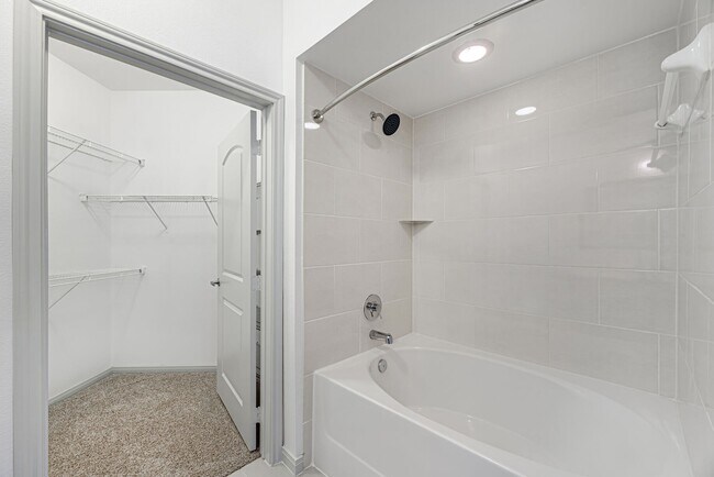 Foto del edificio - 8877 Lakes at 610 Dr