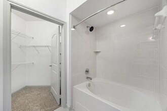 Building Photo - 8877 Lakes at 610 Dr