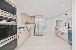 Nuevos gabinetes de cocina y electrodomésticos de acero inoxidable. - 2936 Lake Ave