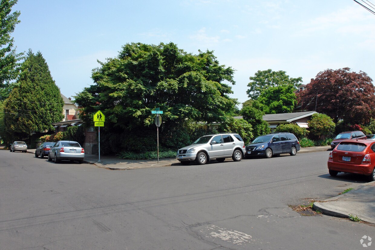 Foto del edificio - 3403-3427 SE Madison St