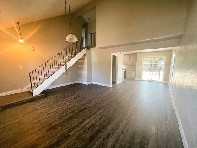 Building Photo - Completely Updated Roseville Townhouse ava...