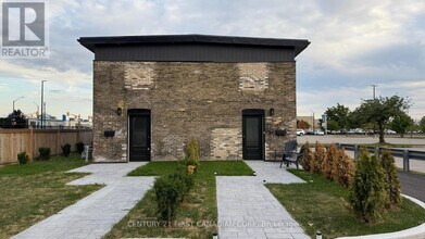 Building Photo - 857 Dundas St
