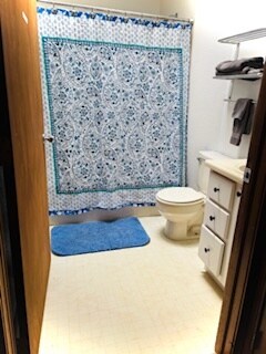 Private Full Bathroom with jetted Tub - 8659 Chancellor Dr