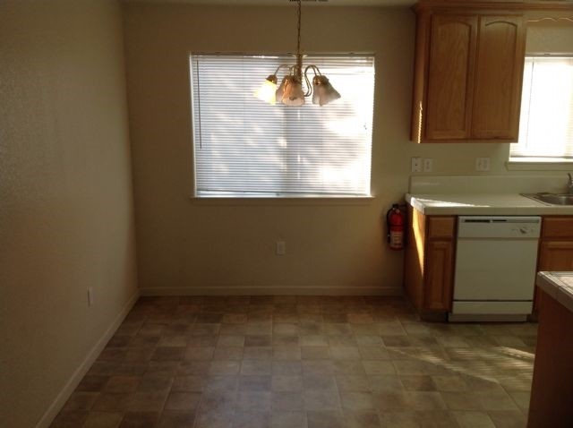 Foto del edificio - 1051 N Mitchell Ave