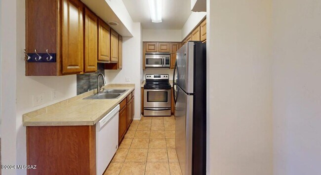Building Photo - 1810 E Blacklidge Dr