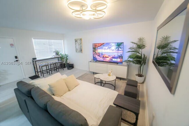 Foto del edificio - 7904 West Dr