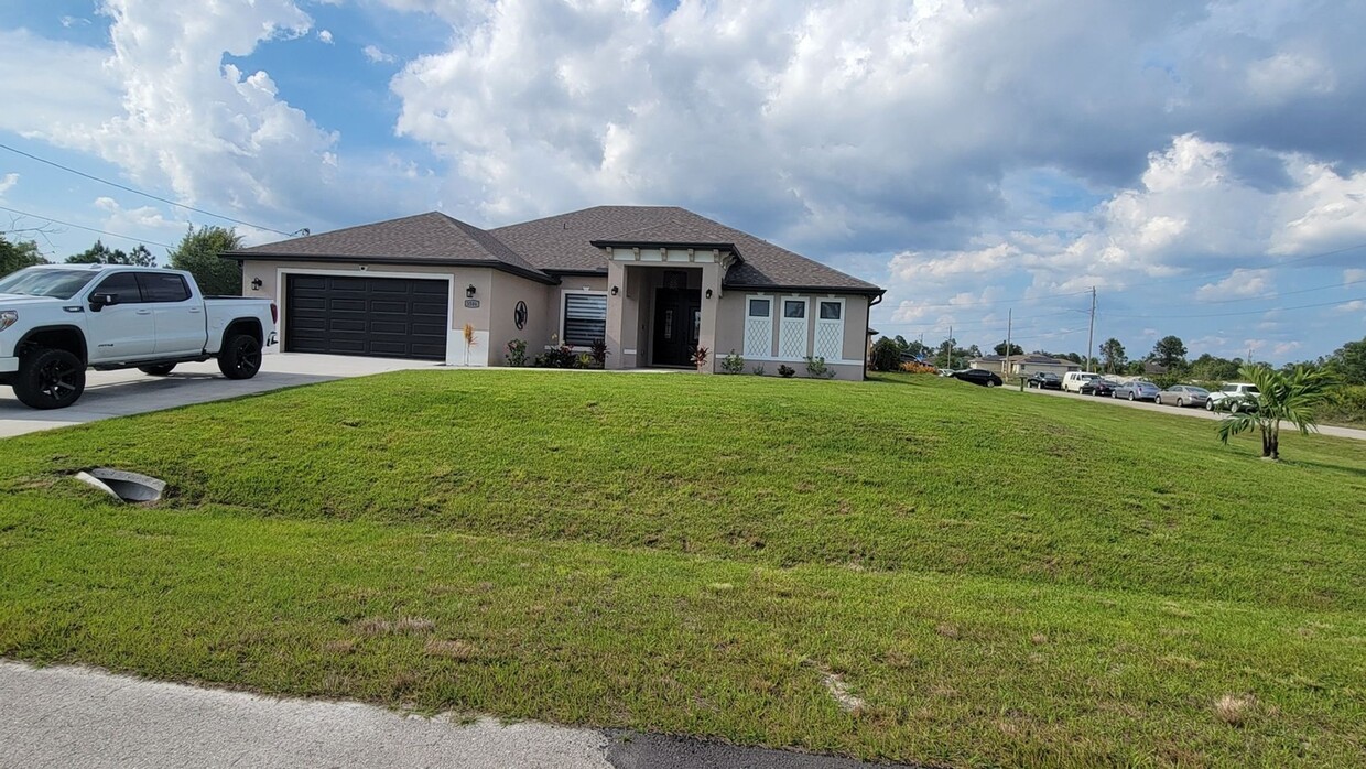 Foto principal - Charming 4BR House in Lehigh Acres