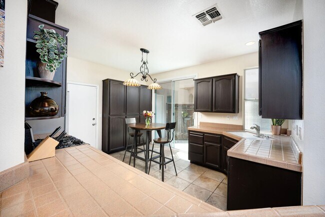 Foto del edificio - 213 Pacific Oak Ct