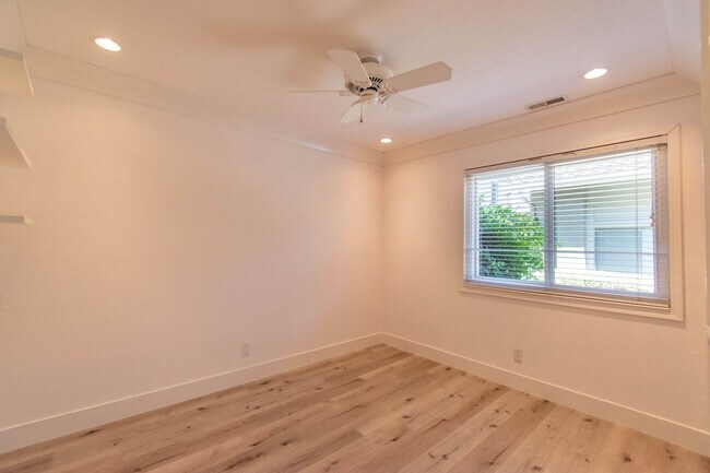 Foto del edificio - Beautiful Remodeled Home w/Attached 2 Car ...