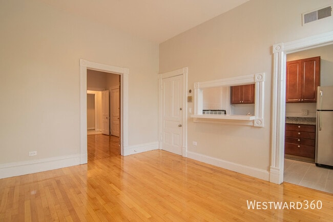 Building Photo - 2056 N Halsted-2F