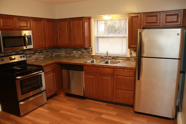 Kitchen - 252 Marcus St SW