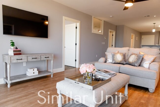 Building Photo - 1000 Elm St