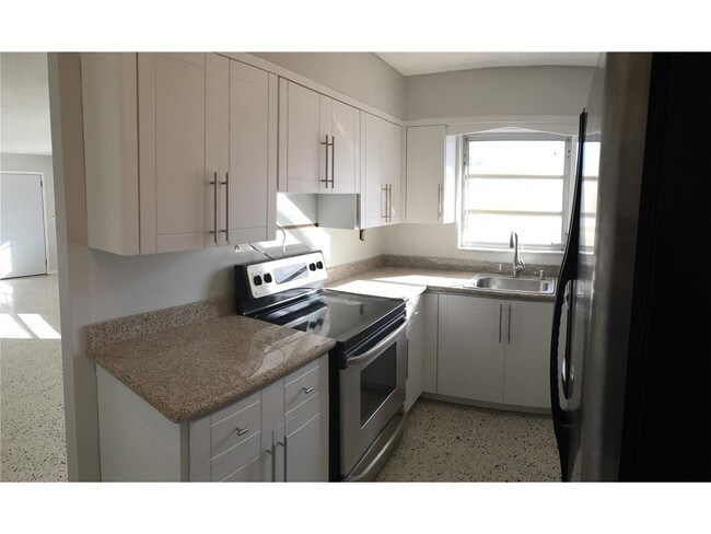 Building Photo - 830 W 75th St